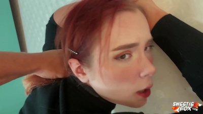 Mann knullet i munnen og fitte lydig rødhåret skimpy og cum på puppene
